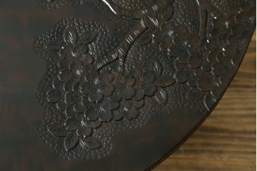 和製ヴィンテージ　希少デザイン　伝統工芸　軽井沢彫り　桜の彫刻が見事な三つ足丸テーブル　(R-085210)