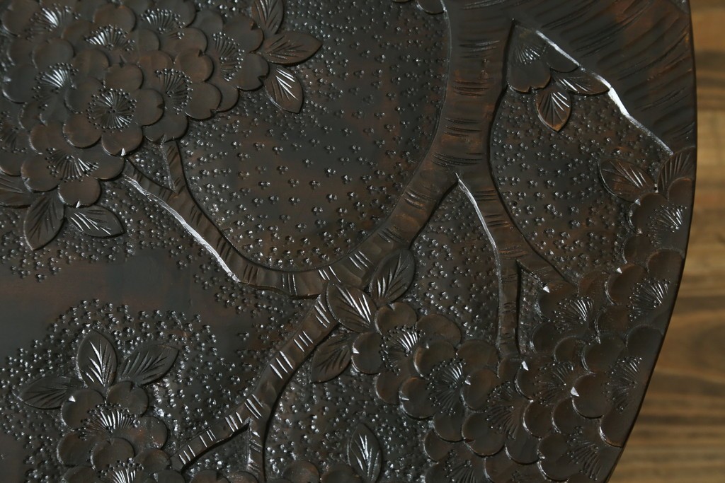和製ヴィンテージ　希少デザイン　伝統工芸　軽井沢彫り　桜の彫刻が見事な三つ足丸テーブル　(R-085210)