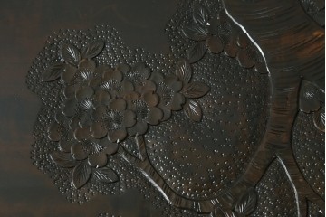 和製ヴィンテージ　希少デザイン　伝統工芸　軽井沢彫り　桜の彫刻が見事な三つ足丸テーブル　(R-085210)