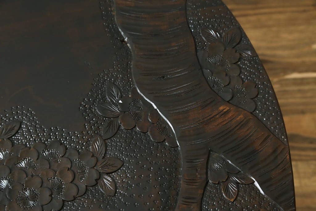 和製ヴィンテージ　希少デザイン　伝統工芸　軽井沢彫り　桜の彫刻が見事な三つ足丸テーブル　(R-085210)