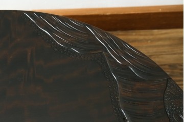和製ヴィンテージ　希少デザイン　伝統工芸　軽井沢彫り　桜の彫刻が見事な三つ足丸テーブル　(R-085210)