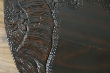 和製ヴィンテージ　希少デザイン　伝統工芸　軽井沢彫り　桜の彫刻が見事な三つ足丸テーブル　(R-085210)
