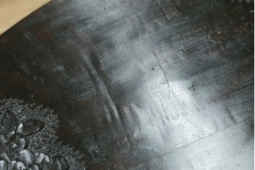 和製ヴィンテージ　希少デザイン　伝統工芸　軽井沢彫り　桜の彫刻が見事な三つ足丸テーブル　(R-085210)