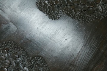 和製ヴィンテージ　希少デザイン　伝統工芸　軽井沢彫り　桜の彫刻が見事な三つ足丸テーブル　(R-085210)