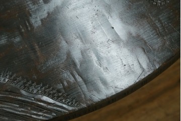 和製ヴィンテージ　希少デザイン　伝統工芸　軽井沢彫り　桜の彫刻が見事な三つ足丸テーブル　(R-085210)