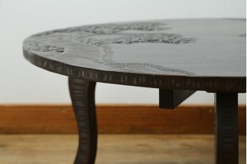 和製ヴィンテージ　希少デザイン　伝統工芸　軽井沢彫り　桜の彫刻が見事な三つ足丸テーブル　(R-085210)