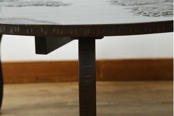 和製ヴィンテージ　希少デザイン　伝統工芸　軽井沢彫り　桜の彫刻が見事な三つ足丸テーブル　(R-085210)