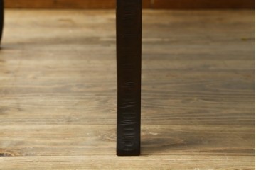和製ヴィンテージ　希少デザイン　伝統工芸　軽井沢彫り　桜の彫刻が見事な三つ足丸テーブル　(R-085210)