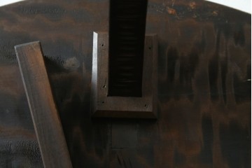 和製ヴィンテージ　希少デザイン　伝統工芸　軽井沢彫り　桜の彫刻が見事な三つ足丸テーブル　(R-085210)