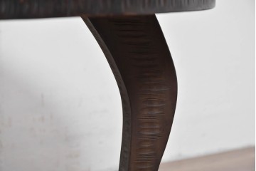 和製ヴィンテージ　希少デザイン　伝統工芸　軽井沢彫り　大胆に施された桜の彫刻が見事な丸テーブル　(R-085210)