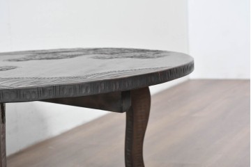 和製ヴィンテージ　希少デザイン　伝統工芸　軽井沢彫り　大胆に施された桜の彫刻が見事な丸テーブル　(R-085210)