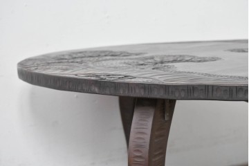 和製ヴィンテージ　希少デザイン　伝統工芸　軽井沢彫り　大胆に施された桜の彫刻が見事な丸テーブル　(R-085210)