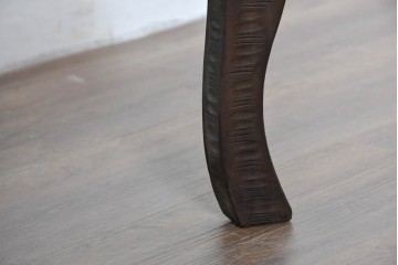 和製ヴィンテージ　希少デザイン　伝統工芸　軽井沢彫り　大胆に施された桜の彫刻が見事な丸テーブル　(R-085210)