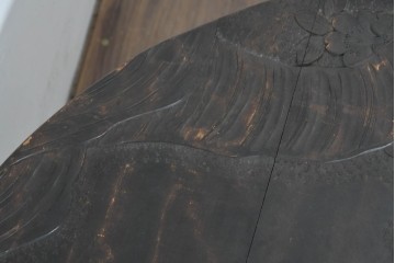 和製ヴィンテージ　希少デザイン　伝統工芸　軽井沢彫り　大胆に施された桜の彫刻が見事な丸テーブル　(R-085210)