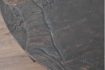 和製ヴィンテージ　希少デザイン　伝統工芸　軽井沢彫り　大胆に施された桜の彫刻が見事な丸テーブル　(R-085210)