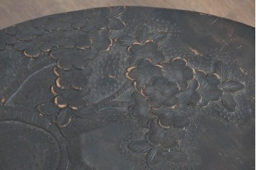 和製ヴィンテージ　希少デザイン　伝統工芸　軽井沢彫り　大胆に施された桜の彫刻が見事な丸テーブル　(R-085210)