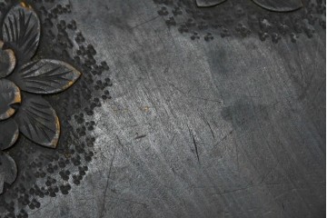 和製ヴィンテージ　希少デザイン　伝統工芸　軽井沢彫り　大胆に施された桜の彫刻が見事な丸テーブル　(R-085210)