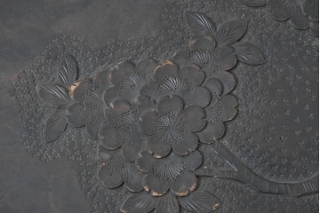 和製ヴィンテージ　希少デザイン　伝統工芸　軽井沢彫り　大胆に施された桜の彫刻が見事な丸テーブル　(R-085210)