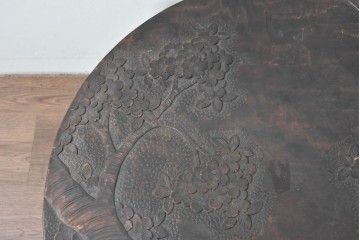 和製ヴィンテージ　希少デザイン　伝統工芸　軽井沢彫り　大胆に施された桜の彫刻が見事な丸テーブル　(R-085210)