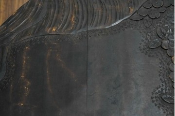 和製ヴィンテージ　希少デザイン　伝統工芸　軽井沢彫り　大胆に施された桜の彫刻が見事な丸テーブル　(R-085210)