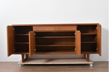 和製ヴィンテージ　チーク材　上質なつくりで収納力も抜群な北欧デザインのサイドボード　(R-085211)