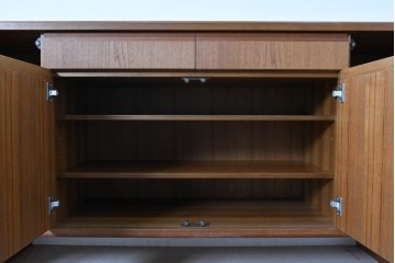 和製ヴィンテージ　チーク材　上質なつくりで収納力も抜群な北欧デザインのサイドボード　(R-085211)