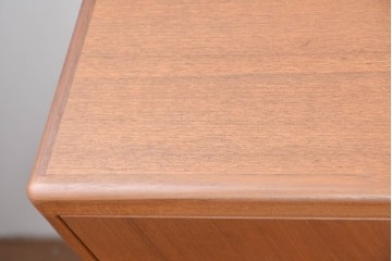 和製ヴィンテージ　チーク材　上質なつくりで収納力も抜群な北欧デザインのサイドボード　(R-085211)