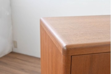 和製ヴィンテージ　チーク材　上質なつくりで収納力も抜群な北欧デザインのサイドボード　(R-085211)