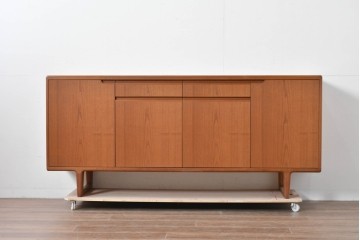 和製ヴィンテージ　チーク材　上質なつくりで収納力も抜群な北欧デザインのサイドボード　(R-085211)