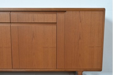 和製ヴィンテージ　チーク材　上質なつくりで収納力も抜群な北欧デザインのサイドボード　(R-085211)