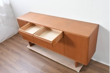 和製ヴィンテージ　チーク材　上質なつくりで収納力も抜群な北欧デザインのサイドボード　(R-085211)