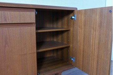 和製ヴィンテージ　チーク材　上質なつくりで収納力も抜群な北欧デザインのサイドボード　(R-085211)