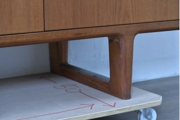 和製ヴィンテージ　チーク材　上質なつくりで収納力も抜群な北欧デザインのサイドボード　(R-085211)