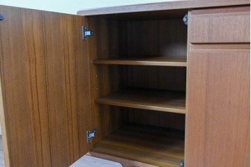 和製ヴィンテージ　チーク材　上質なつくりで収納力も抜群な北欧デザインのサイドボード　(R-085211)