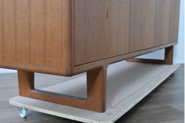 和製ヴィンテージ　チーク材　上質なつくりで収納力も抜群な北欧デザインのサイドボード　(R-085211)