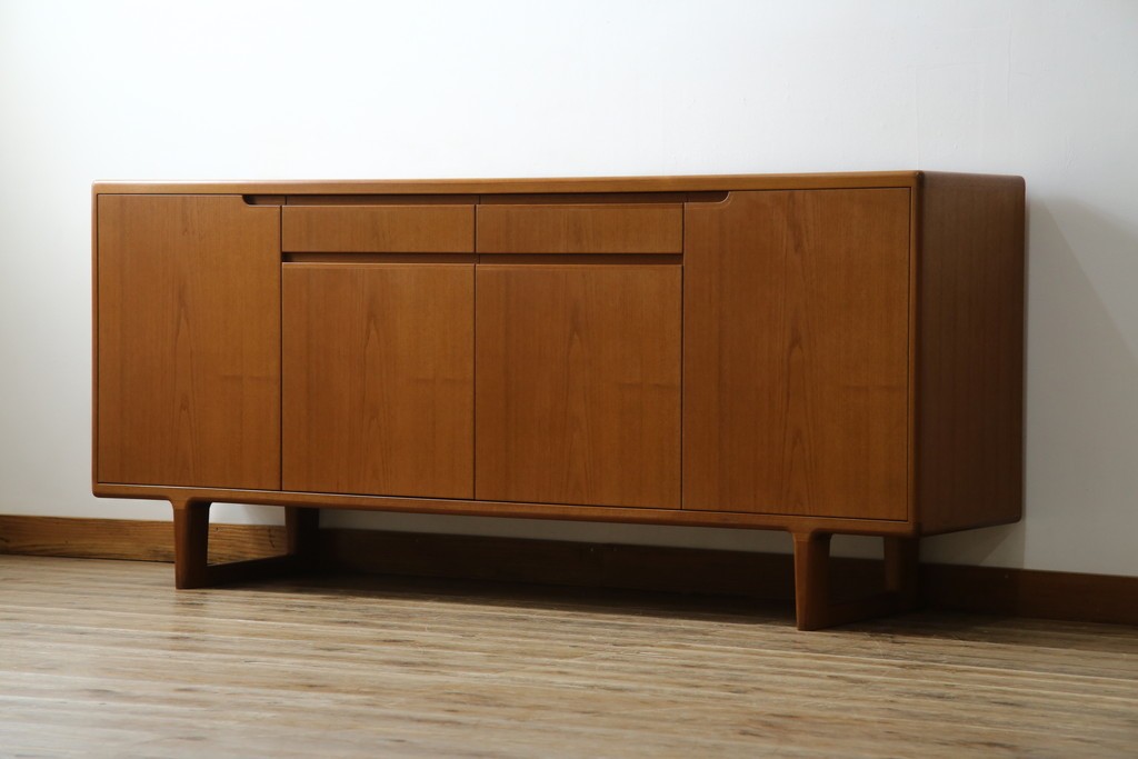 和製ヴィンテージ　チーク材　上質なつくりで収納力も抜群な北欧デザインのサイドボード　(R-085211)