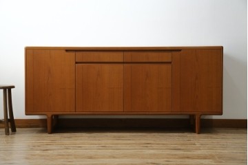 和製ヴィンテージ　チーク材　上質なつくりで収納力も抜群な北欧デザインのサイドボード　(R-085211)