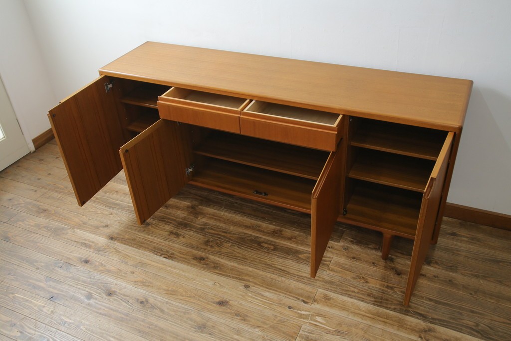 和製ヴィンテージ　チーク材　上質なつくりで収納力も抜群な北欧デザインのサイドボード　(R-085211)