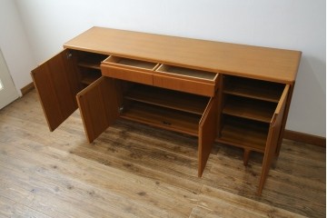 和製ヴィンテージ　チーク材　上質なつくりで収納力も抜群な北欧デザインのサイドボード　(R-085211)