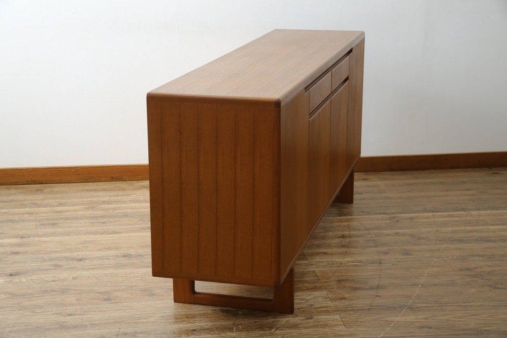 和製ヴィンテージ　チーク材　上質なつくりで収納力も抜群な北欧デザインのサイドボード　(R-085211)