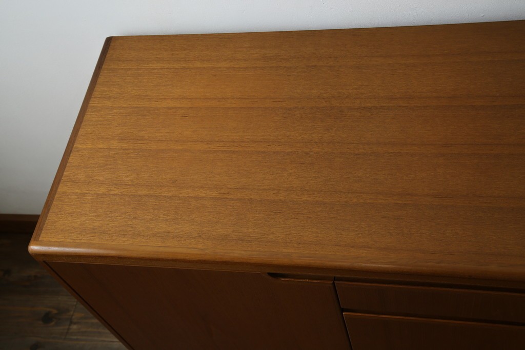 和製ヴィンテージ　チーク材　上質なつくりで収納力も抜群な北欧デザインのサイドボード　(R-085211)