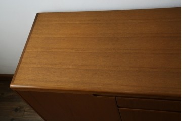 和製ヴィンテージ　チーク材　上質なつくりで収納力も抜群な北欧デザインのサイドボード　(R-085211)