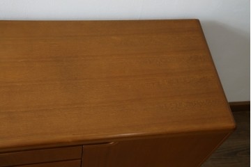 和製ヴィンテージ　チーク材　上質なつくりで収納力も抜群な北欧デザインのサイドボード　(R-085211)