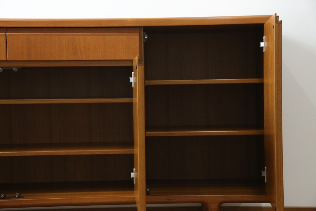 和製ヴィンテージ　チーク材　上質なつくりで収納力も抜群な北欧デザインのサイドボード　(R-085211)