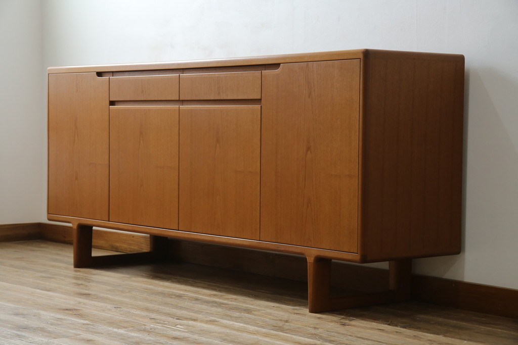 和製ヴィンテージ　チーク材　上質なつくりで収納力も抜群な北欧デザインのサイドボード　(R-085211)