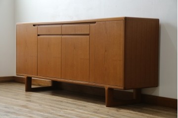 和製ヴィンテージ　チーク材　上質なつくりで収納力も抜群な北欧デザインのサイドボード　(R-085211)