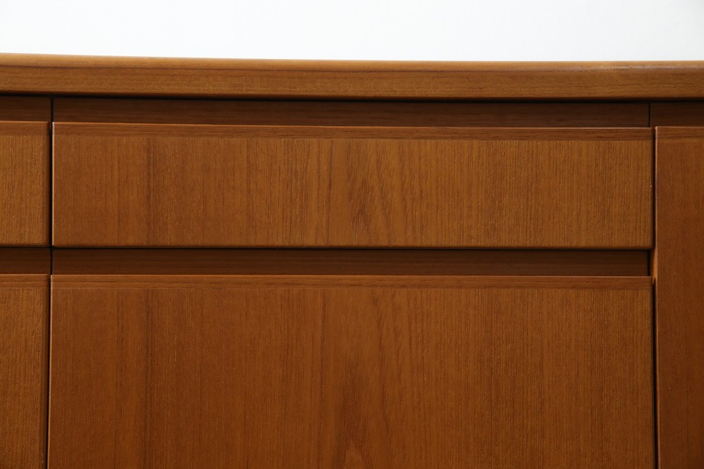 和製ヴィンテージ　チーク材　上質なつくりで収納力も抜群な北欧デザインのサイドボード　(R-085211)