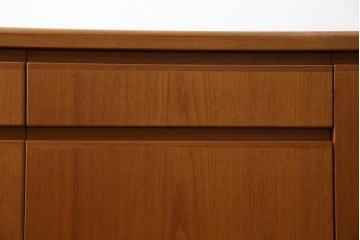 和製ヴィンテージ　チーク材　上質なつくりで収納力も抜群な北欧デザインのサイドボード　(R-085211)