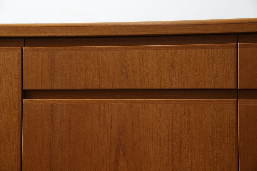 和製ヴィンテージ　チーク材　上質なつくりで収納力も抜群な北欧デザインのサイドボード　(R-085211)