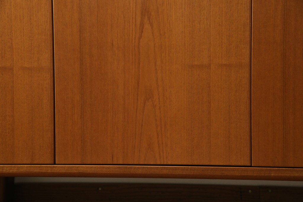 和製ヴィンテージ　チーク材　上質なつくりで収納力も抜群な北欧デザインのサイドボード　(R-085211)